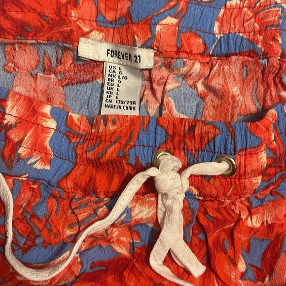 Cute floral shorts size large but I would say M/L - Picture 4 of 4